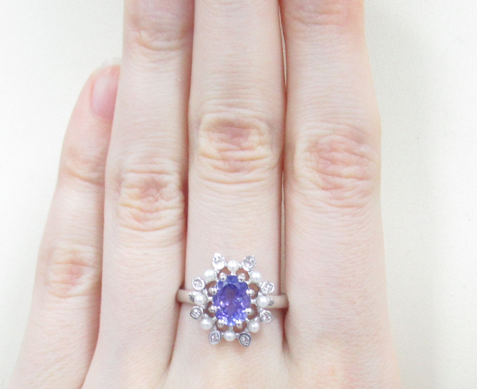 Серебряное кольцо 925 пробы; вставки 1 Танзанит 1,49ct; 16 Топаз белый 0,36ct; 8 Жемчуг культ. белый